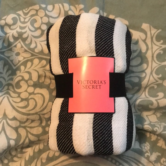 Victoria Secret blanket - Picture 1 of 3